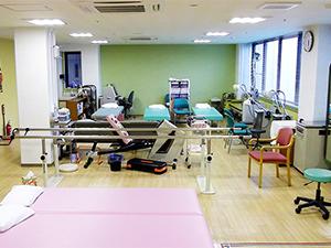 ▲患者さんの1日も早い回復を願い、リハビリスタッフとしっかり連携しています