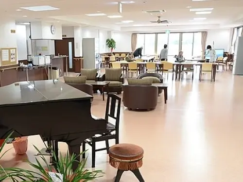 ▲看護師は日勤のみの勤務。バリアフリー設計の平屋の施設で目が行き届きやすい造りです