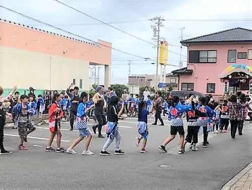 ▲毎年の秋祭りでは、地域の子供たちが山車を引き、踊りを披露宴してくれます