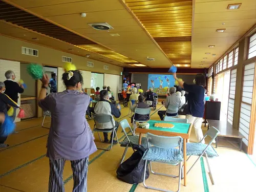 ▲心身を使ったレクリエーションを実施。入居者さま同士で交流する機会を設けています