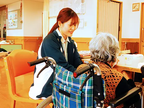 ▲豊富な研修制度で幅広い介護ニーズのご利用者へ対応できる技術が身に付きます