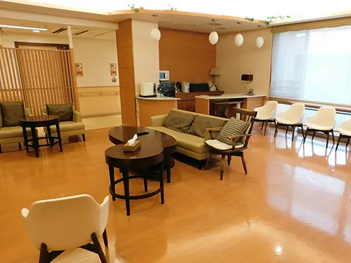 ▲落ち着いた雰囲気の共有スペース。スタッフとご入居者さまとの交流の場でもあります