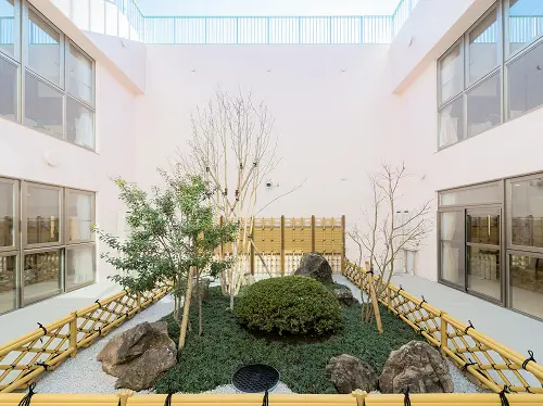 ▲建物は木や日光の自然を感じられる造りで、ユニットからは中庭が見えます