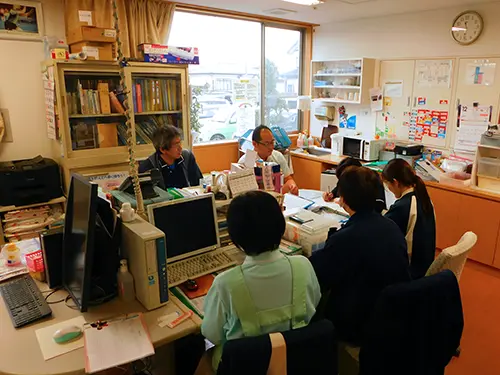 ▲職員間のコミュニケーションが盛ん。職種に関係なく協力し合う体制です