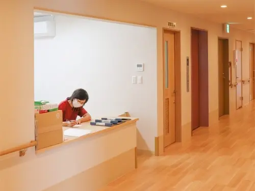 ▲看護師は日勤と夜勤の二交代制となっています