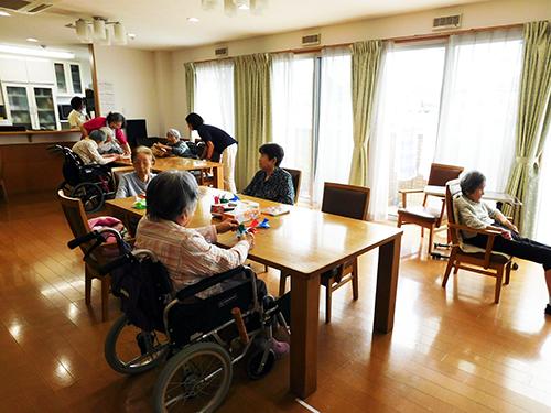 ▲ゆったり寛げる共有スペース。ご入居者様も、スタッフも楽しく会話が弾む場所です！