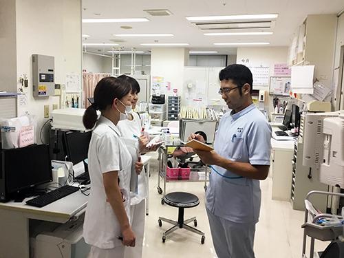 ▲スタッフ同士がしっかりとコミュニケーションを取りながら、患者さまのケアにあたります