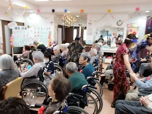 ▲ご入居者さまとスタッフとの距離が近く和やかな雰囲気です!