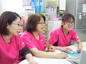 ▲職員同士の距離は近く、みんなで助け合いながら業務を進めています