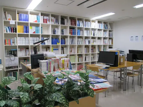 ▲いつでも利用ができる図書室、医中誌の文献検索も可能