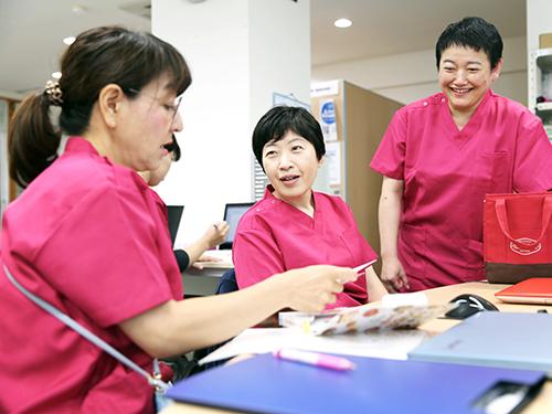▲体温や血圧などの記録は現場で作成。報告書や計画書は月末のみ提出します