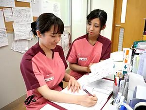 ▲先輩看護師が丁寧に教えてくれるため、自然と仕事が身につきます