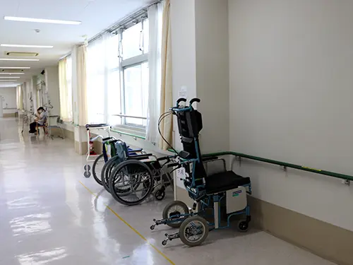 ▲病棟の廊下にある長い手すりは、つかまり立ちや歩行練習に使用されています