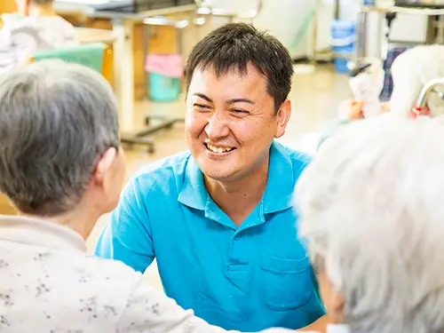 ▲利用者さまに接する時は、かがんで同じ目線に立って会話をするように心がけています