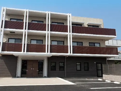 ▲完全個室制で3階建てのホーム。京成千葉線「京成幕張」駅から徒歩6分のアクセスです