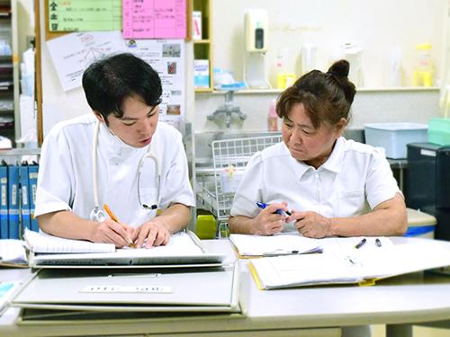 ▲申し送り時の様子。引き継ぐ看護師への丁寧な報連相が重要です。