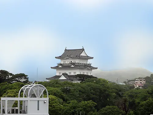 ▲病院の窓から見た小田原城。観光地としてにぎわう市街地にあります