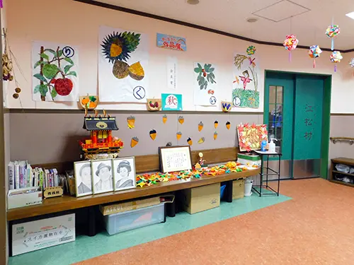 ▲ユニットの入口には、季節感のある入居者さまの作品が飾られています