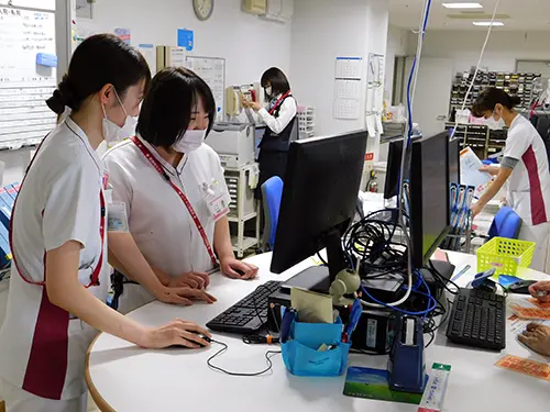 ▲エルダーナースとプリセプターによる指導で看護の基礎がしっかり身につきます！