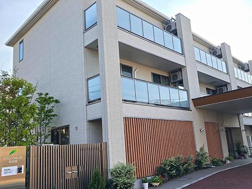 ▲木の温かみと心のぬくもりがコンセプトの施設。外観にも木を使用しています