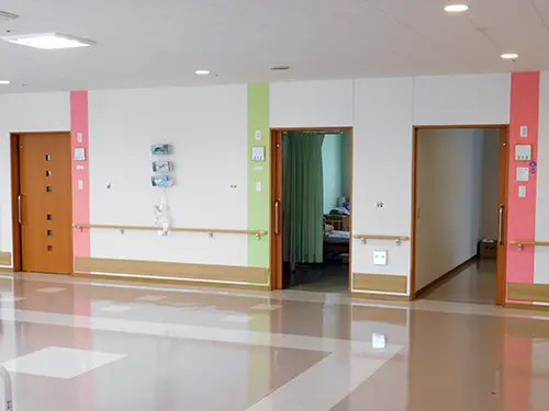 ▲やってあげるより見守るケアを実践し、利用者さまが集まりやすい空間を作っています