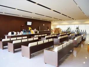 ▲明るくて広々としたエントランス。少しでも快適にお待ちいただけるようにしています
