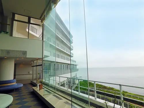 ▲三浦半島の海岸沿いに建つ病院。美しい景観が魅力です
