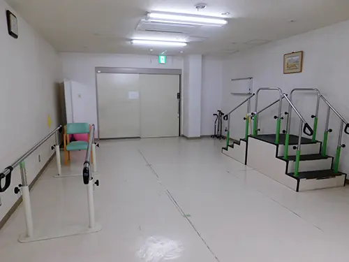 ▲利用者さまの生活に合わせ、機械だけに頼らないリハビリを提供しています