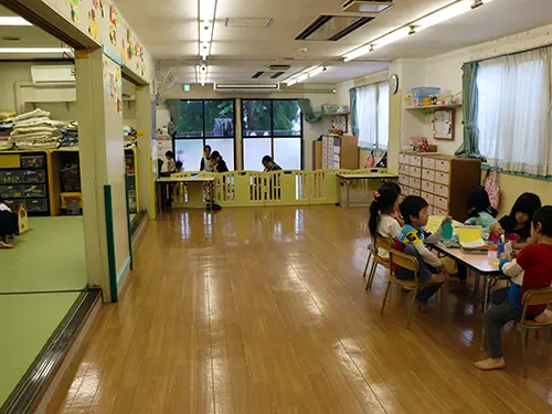 ▲院内の「光保育園」。別室にはベビールームを完備。外には砂場や滑り台があります