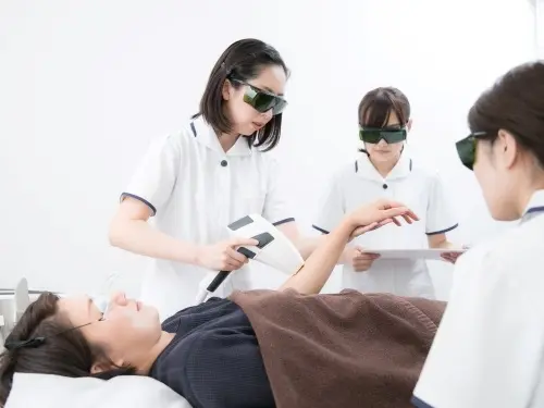 正しい脱毛技術を習得するため、手厚い教育体制を整備。プリセプターもフォローします