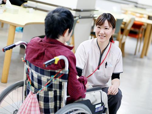 ▲入院から退院まで、受け持ちの患者さまのケアにじっくり関われます