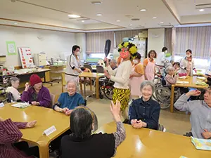 ▲介護職員や専門職、ボランティアの方などが協力して利用者様のケアにあたっています
