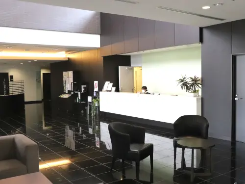 ▲精神科病院のイメージを覆すスタイリッシュで快適な治療空間を提供しています。