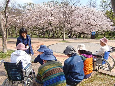 ▲ご利用者・ご家族とスタッフが盛んにコミュニケーションを図り信頼関係を築いています