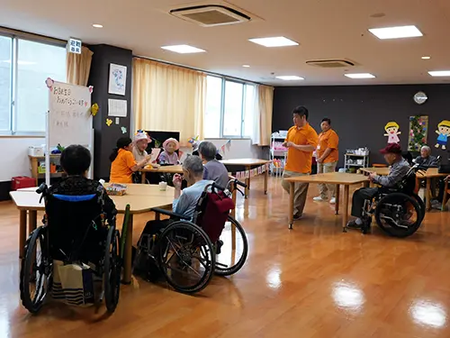 ▲職員と入居者さまとの普段の様子。アットホームな雰囲気の中で働けます