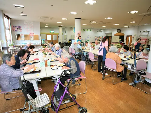 ▲職員の平均年齢は50歳前後。20代から60代までの幅広い年齢層が活躍中です