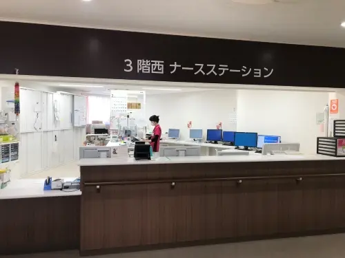 ▲仕事に慣れるまでは先輩がサポートします。相談も気軽にできるので安心です！