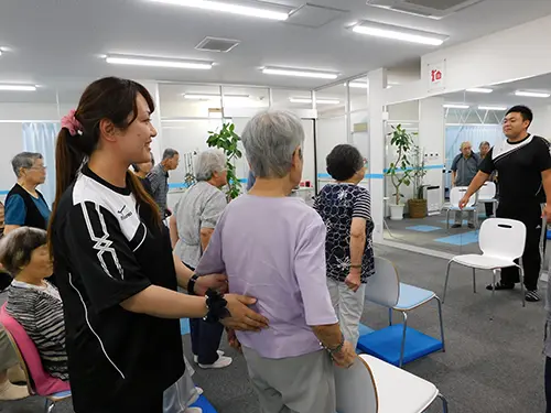▲看護師も機能訓練をサポート。ご利用者さまは無理のない範囲で運動を実施しています