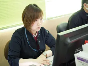 ▲入職後は先輩にマンツーマンで教わりますので、わからないことは遠慮なく質問できます