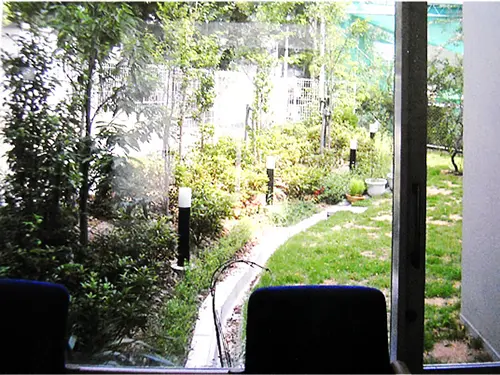 ▲施設から見える中庭の風景。手入れの行き届いた癒やしのスポットです