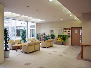▲ご利用者も職員もコミュニケーションが活発な明るい施設です
