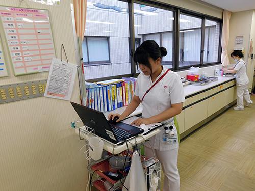▲患者さんへの処置や服薬管理はPCを用いて正確に行っています