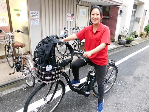 ▲利用者さまの自宅へは電動自転車で訪問。心身に負担がないのもうれしいポイント!