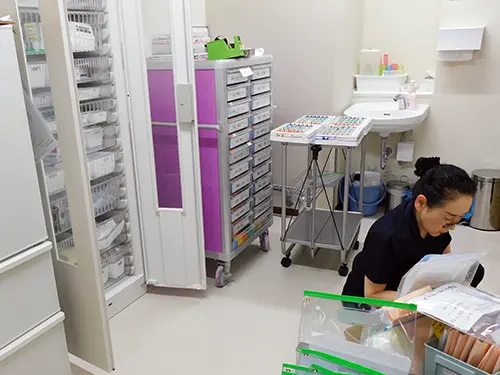 ▲清潔感と機能性を兼ね備えた環境で、やりがいを持って働けます(写真は配薬のようす)
