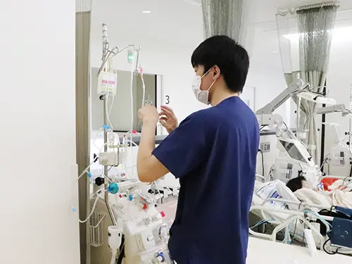 ▲透析は2018年に新棟へ移転。忙しい中でも、患者様やご家族への気配りを徹底しています