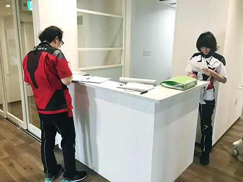 ▲常に患者さんと行動を共にするように」と、敢えてナースステーションは狭く作られています