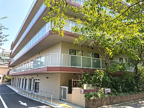 ▲都市の利便性と美しい自然が調和する、落ち着いた環境に立地しています