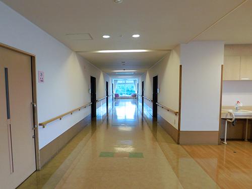 ▲広々とした廊下。全ての方が歩きやすいように、通路の両側に手すりを設置しています