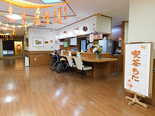 ▲スタッフと利用者さまは、施設内で一緒にお茶を飲みながら楽しく会話をすることも