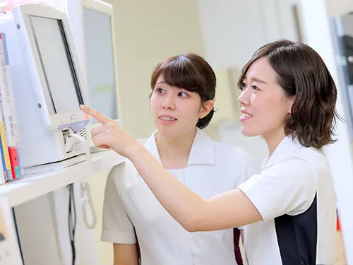 ▲チューターとして先輩がついてくれるため安心して業務にあたれます
